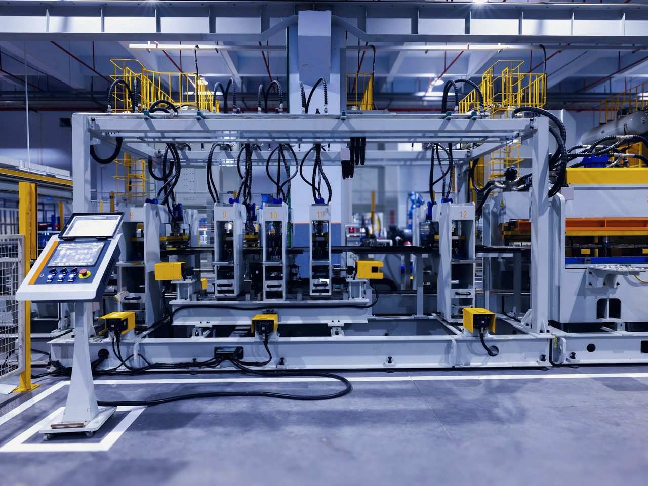Línea de producción automatizada en una planta industrial.